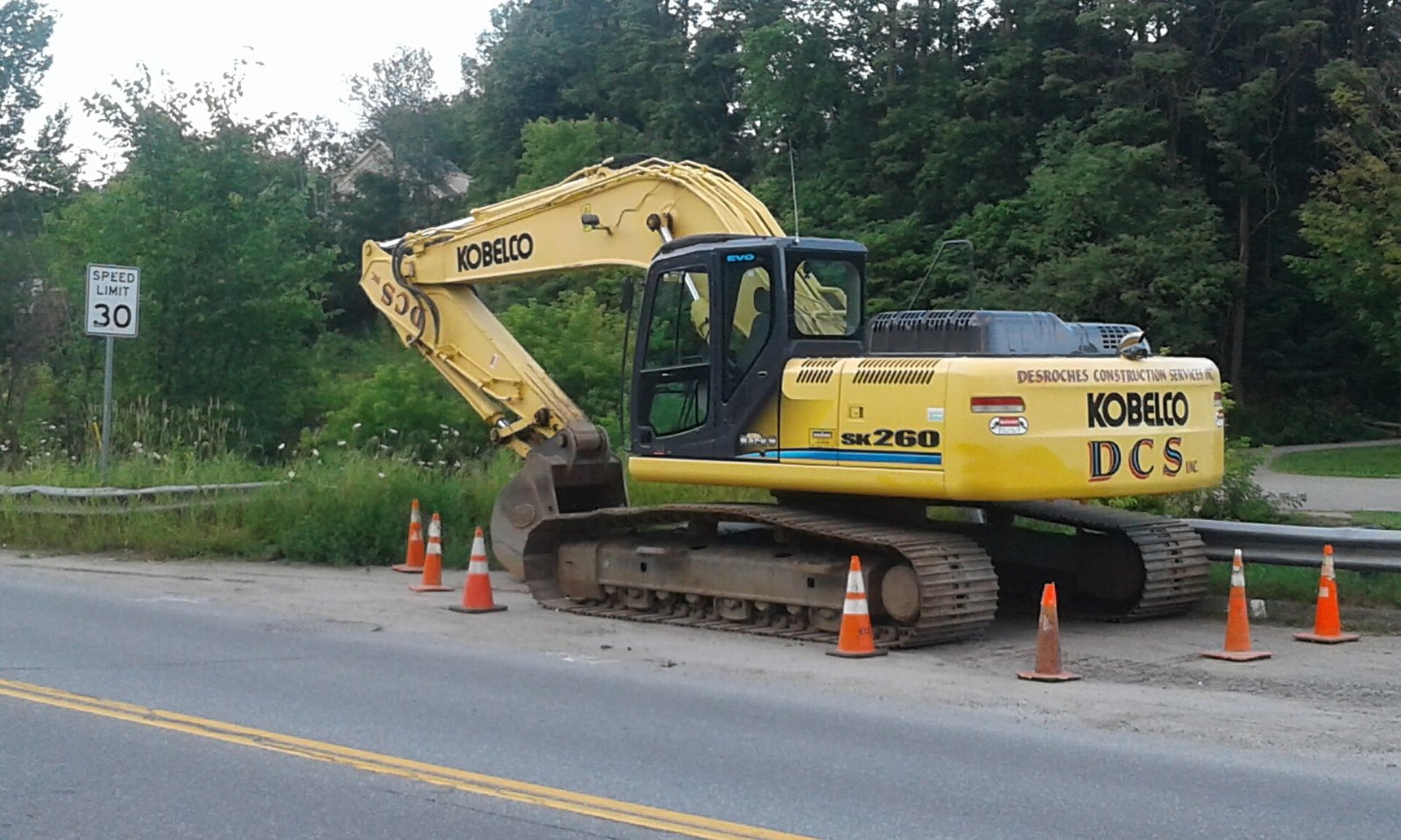 Excavator Kobelco SK260 di tepi jalan
