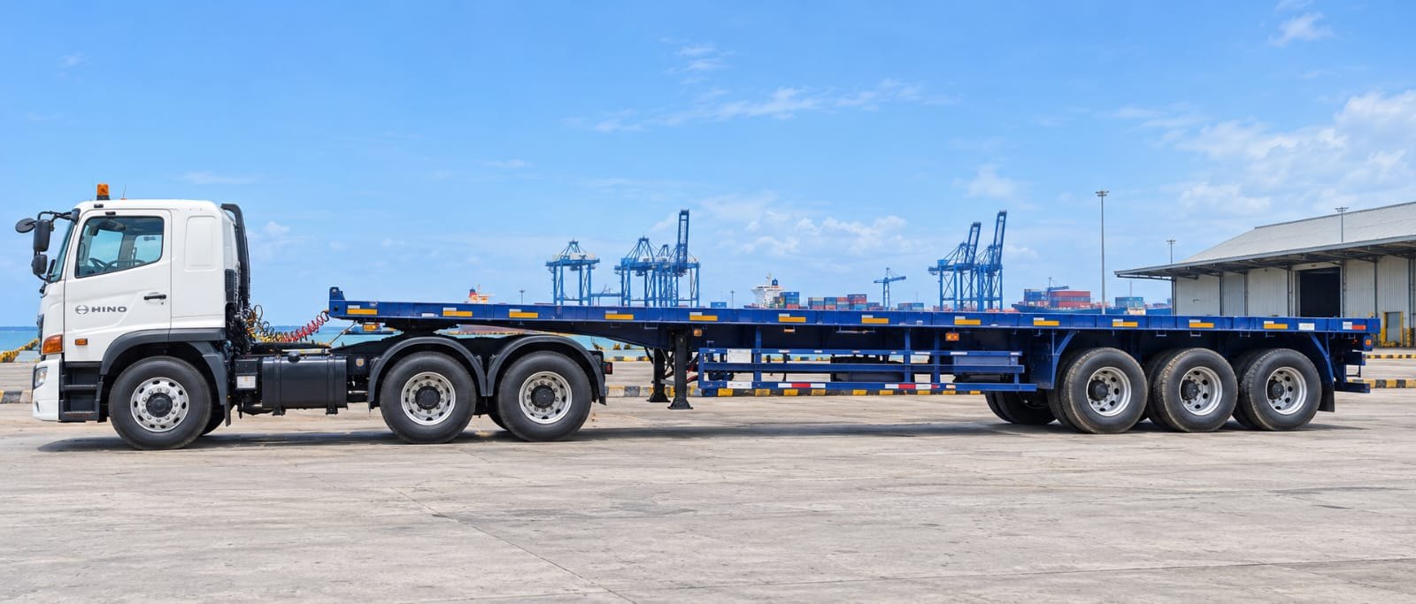 Truk Hino dengan trailer bak datar
